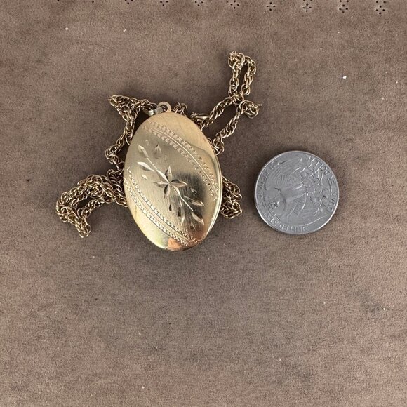 Vintage Gold Plated Oval Floral Embossed Locket & 22 inch Necklace - Picture 6 of 6